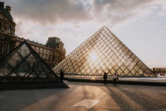 FINDING FRANCE LOUVRE DAY TOUR